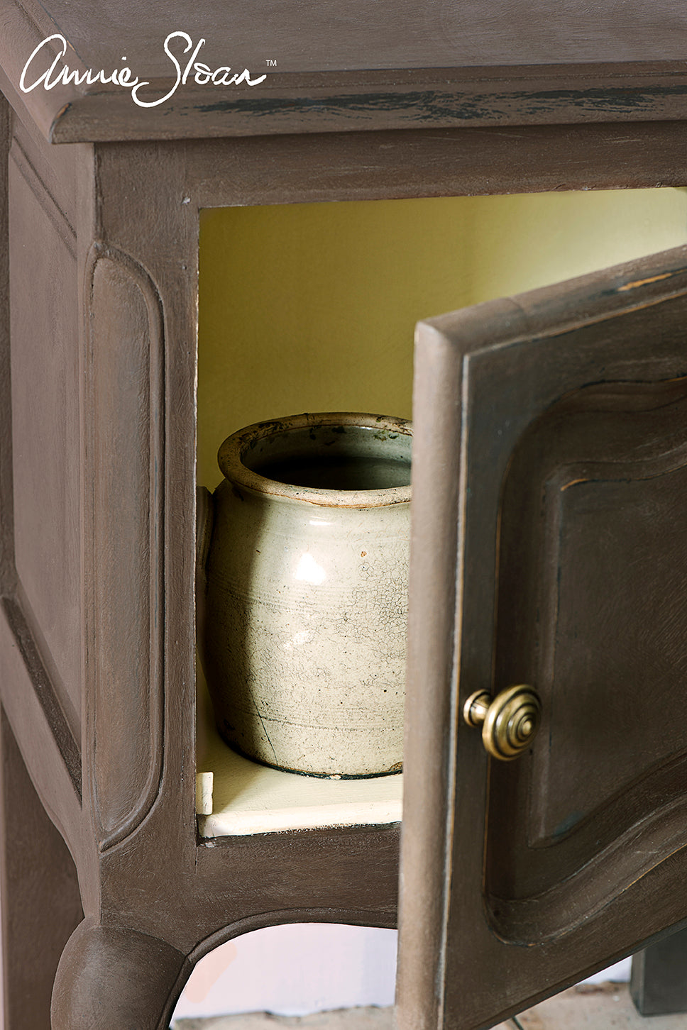 AnnieSloan_Honfleur_sidetable_03