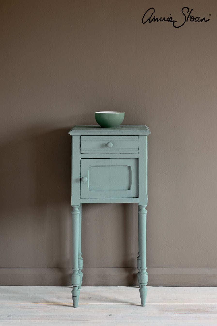 Svenska-Blue-side-table,-Piano-in-Olive-curtain,-Linen-Union-in-Graphite-+-Old-White-lampshade,-72dpi-image-1