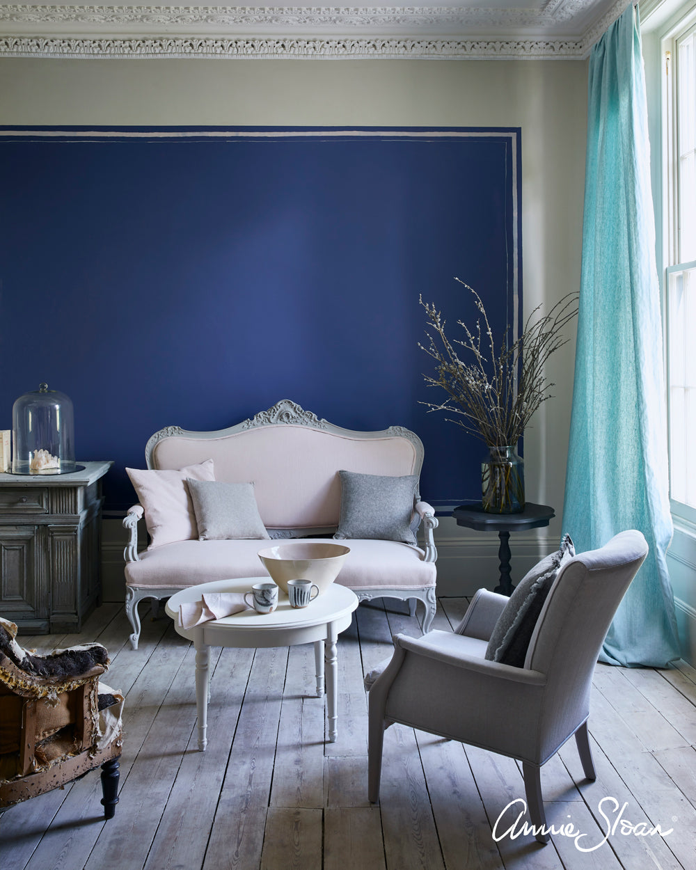 Classical-Napoleonic-Blue-and-Linen-Union-living-room-1